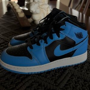 Youth 5.5/ Women’s 7 Nike Jordan 1 Mid Black/Blue